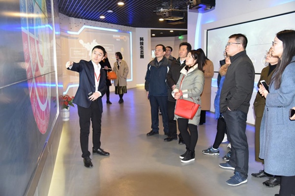 漯河市发改委规划处处长蒯旭光一行光临鉴黑担保网,鉴黑网科技参观调研